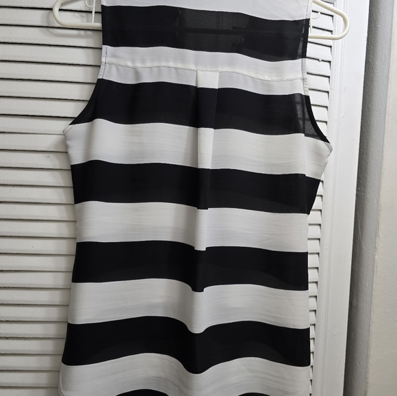 Five beautiful used blouses in size small,  and medium. Five blouses $7 - Picture 9 of 13